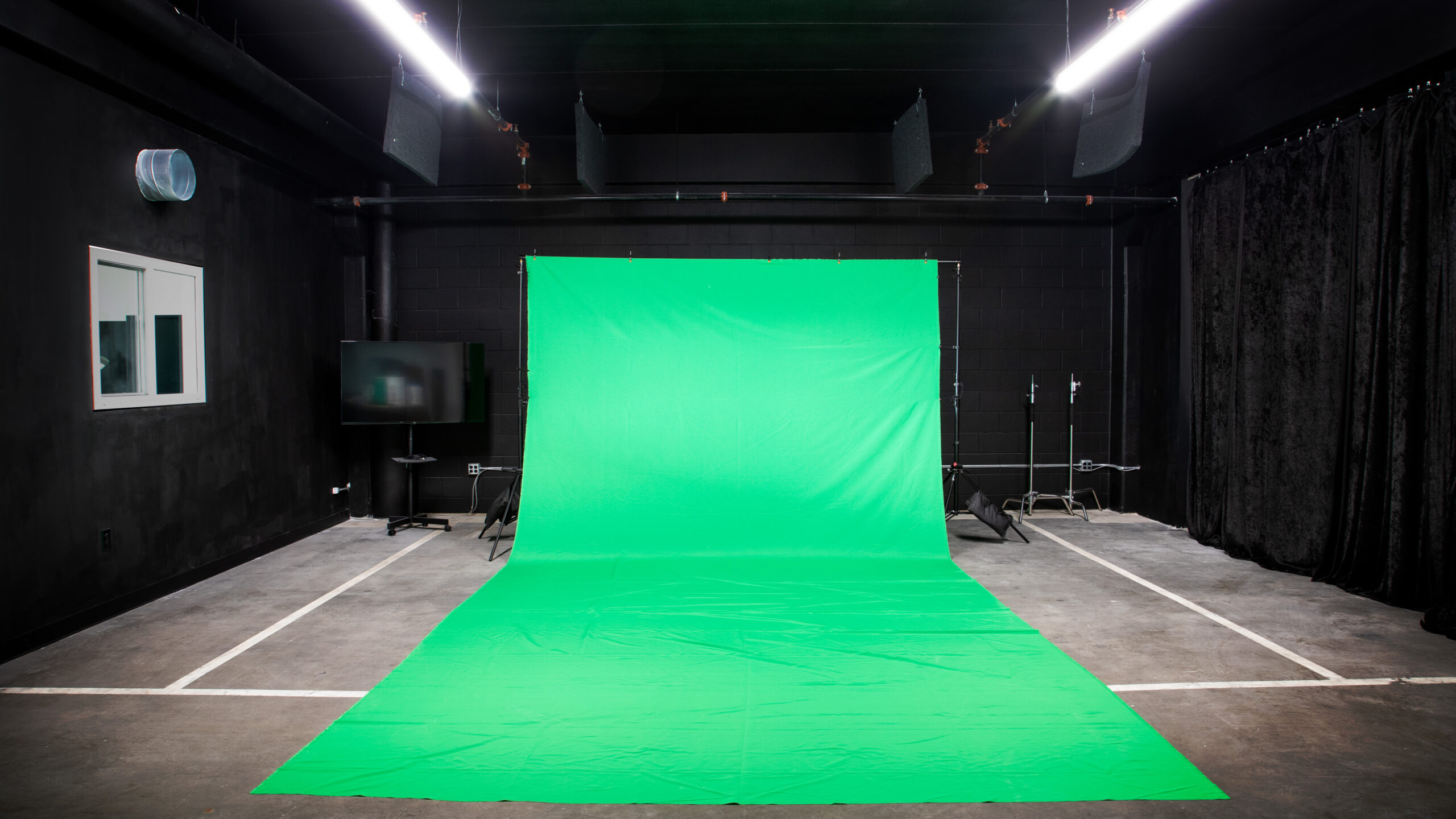 Photo of Flex Studio in Rockstoria Studios, showing green screen and TV monitors