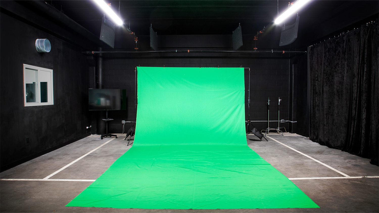 Flex Studio in Rockstoria Studios Minnesota Rental, showing green screen and TV monitors